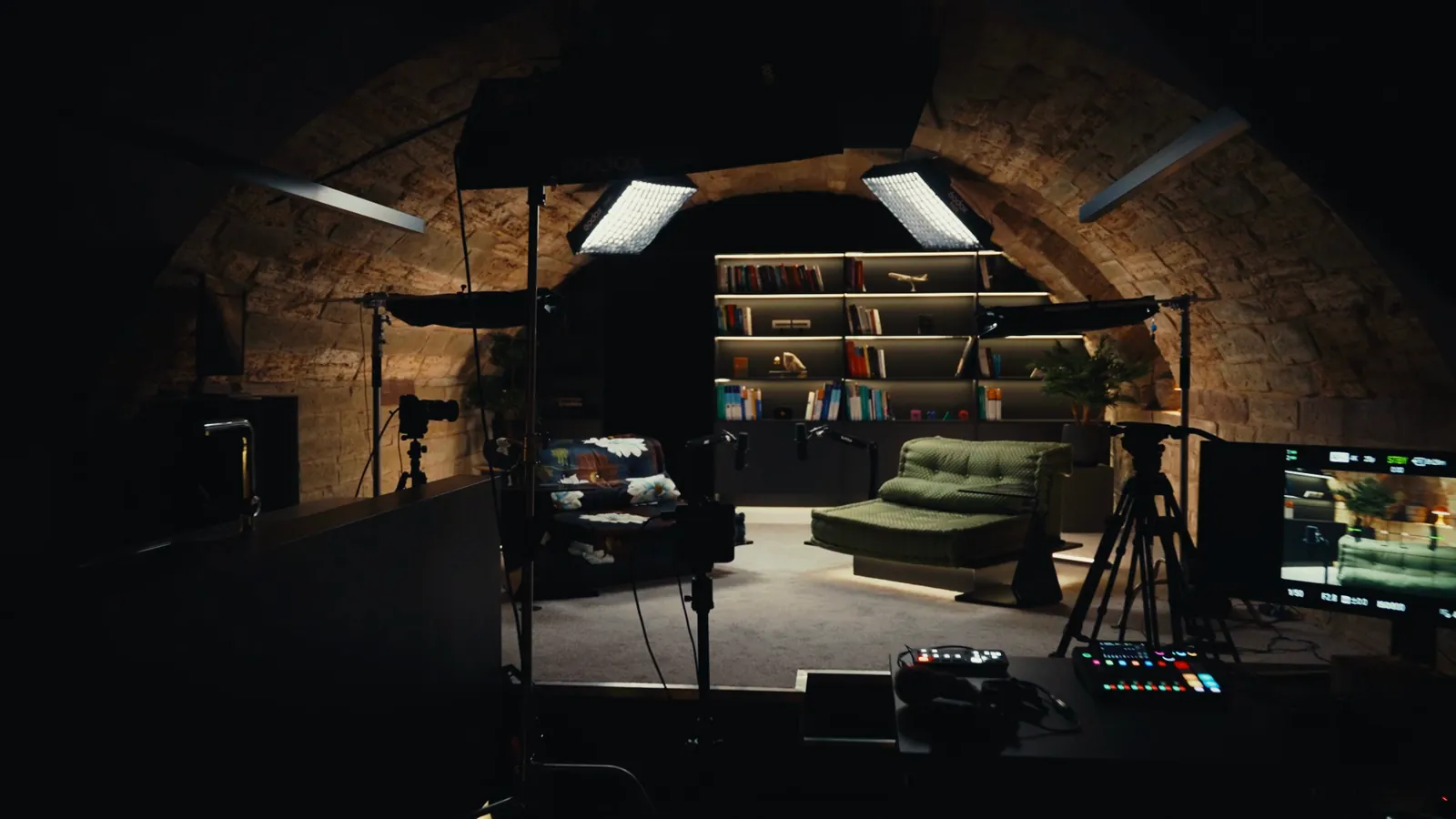 Blick hinter die Kameras: Licht, Mischpult und Monitore vor dem Studio-Set